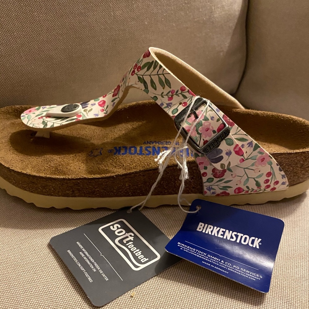 NWT Birkenstock soft footbed sandals.